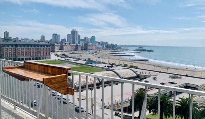 Departamento frente a la playa con balcón y vista al mar!