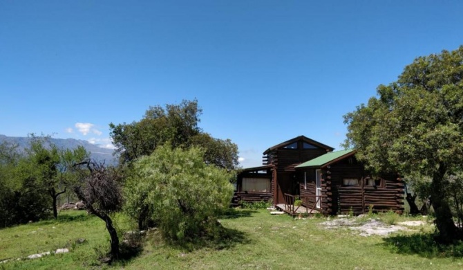 Cabaña de Troncos en la montaña