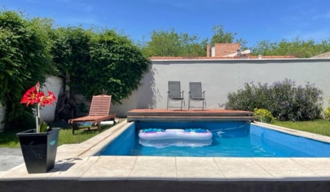 Hermosa casa en la Ciudad con piscina y jardín.