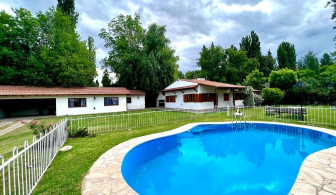 Hermosa, amplia y clasica casa en inmejorable zona de chacras de coria, Mendoza, con piscina y quincho