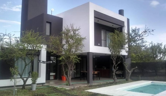 Casa residencial con piscina en barrio cerrado