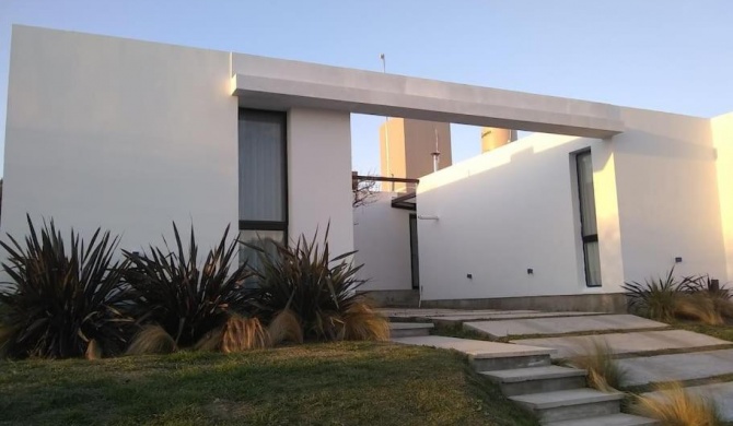 Casa residencial moderna con piscina en barrio cerrado