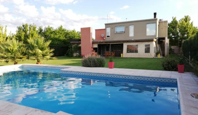 Casa con pileta entre bodegas y viñedos - Habitación con baño en suite